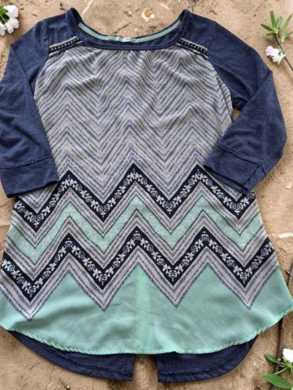 Maurices Women's Top Size M‎ Blue Geometric 3/4 Sleeve Sheer Front